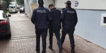 İki ayrı ilçede üzerlerinde kontak anahtarı bulunan araçları çaldılar