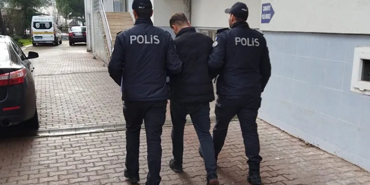 İki ayrı ilçede üzerlerinde kontak anahtarı bulunan araçları çaldılar