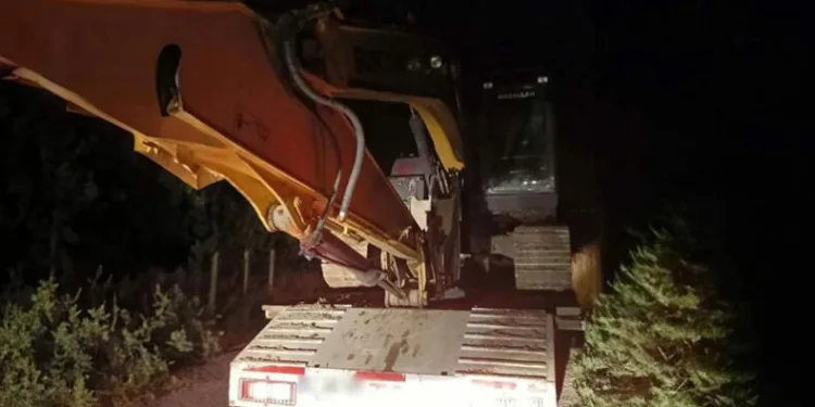 Kepçe ile define arayan 2 şüpheli yakalandı