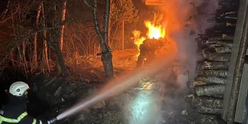 Tokat’ta ev ve odunluk alev alev yandı