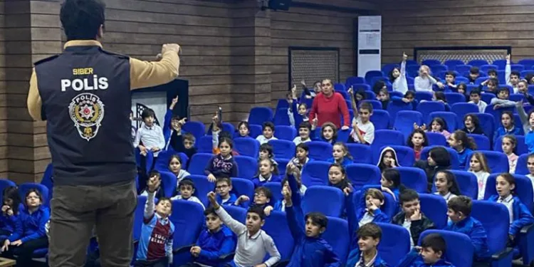 Bursa emniyetinden öğrencilere “Siber Güvenlik” eğitimi