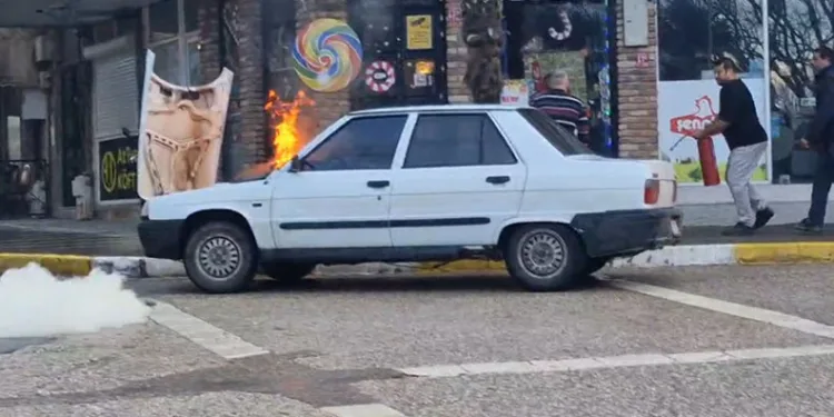 Alev alan otomobili esnaf söndürdü
