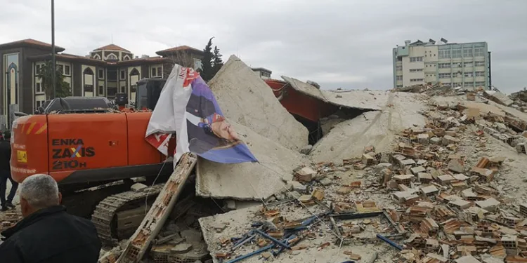 5 katlı bina tek dokunuşta çöktü