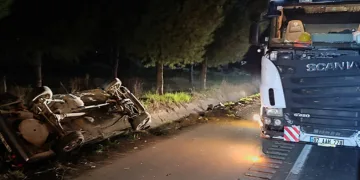 Tıra çarpan otomobil şarampole devrildi