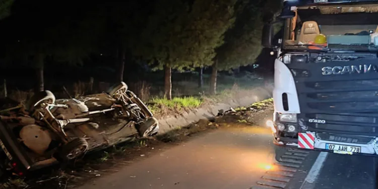 Tıra çarpan otomobil şarampole devrildi