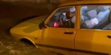 Freni patlayan otomobil gübre bataklığına saplandı