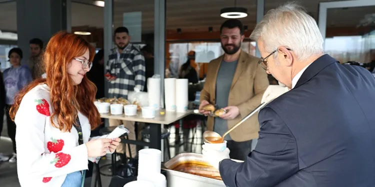 Turgay Erdem’den öğrencilere çorba ikramı
