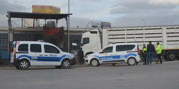 Tamir ettiği tırın kabininin altında kalan usta hayatını kaybetti
