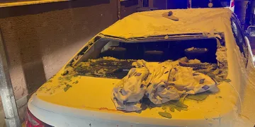 Çatıdaki anteni temizlerken 4. kattan otomobilin üstüne düştü