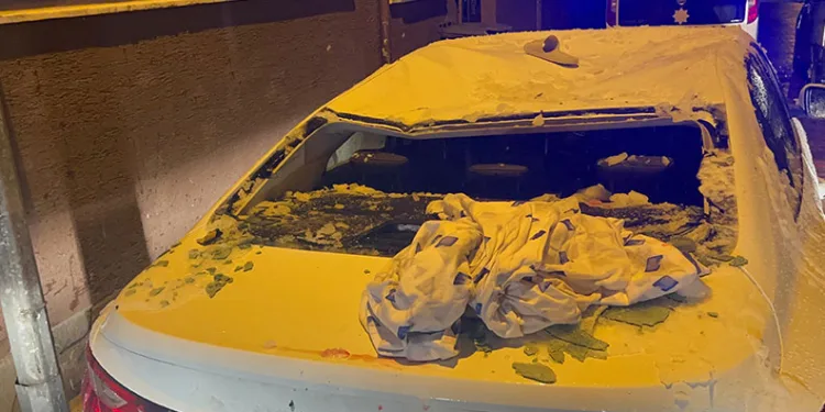 Çatıdaki anteni temizlerken 4. kattan otomobilin üstüne düştü