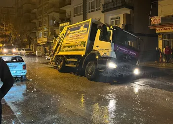 Yol çöktü, çöp kamyonu askıda kaldı