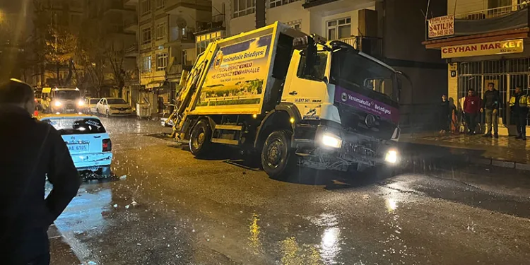 Yol çöktü, çöp kamyonu askıda kaldı