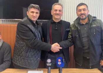 Gemlik Romanlar Dernek Başkanı ve Ferhat Işık kucaklaştı