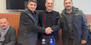 Gemlik Romanlar Dernek Başkanı ve Ferhat Işık kucaklaştı