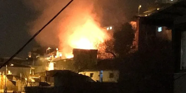 Bursa’da alev alev yanan ev küle döndü