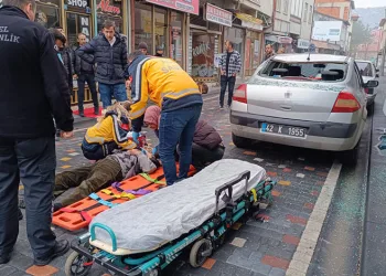 Güneş enerjisinin antifrizini değiştirmek isterken çatıdan otomobilin üzerine düştü