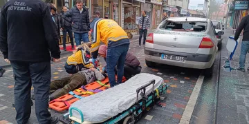 Güneş enerjisinin antifrizini değiştirmek isterken çatıdan otomobilin üzerine düştü