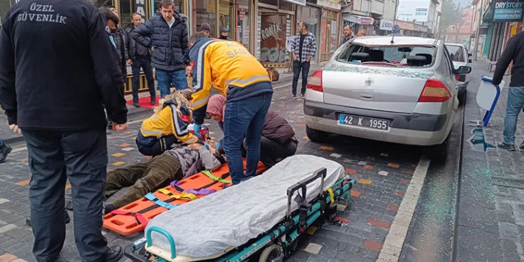 Güneş enerjisinin antifrizini değiştirmek isterken çatıdan otomobilin üzerine düştü
