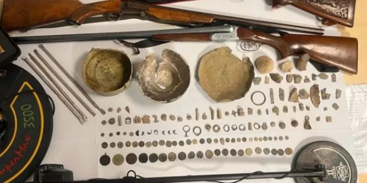 Jandarmanın takibe aldığı şahsın ev ve işyerinde tarihi eserler çıktı