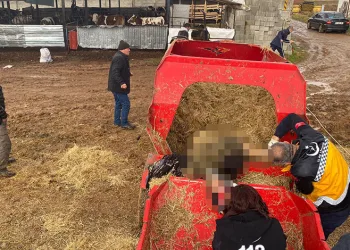 Yem karma makinesine düşen genç feci şekilde can verdi