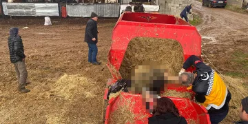 Yem karma makinesine düşen genç feci şekilde can verdi