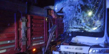 Burdur’da yolcu otobüsü kamyon ile çarpıştı: 2 yaralı