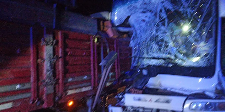 Burdur’da yolcu otobüsü kamyon ile çarpıştı: 2 yaralı