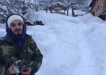 Yollar kapanınca dronla alışveriş yaptı