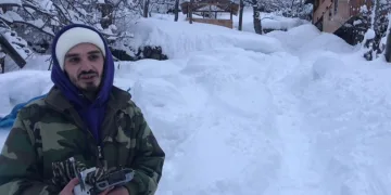 Yollar kapanınca dronla alışveriş yaptı
