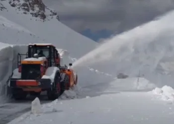 Van-Bahçesaray Karabet Geçidi’nde kar kalınlığı 2 metreyi aştı
