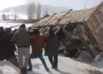 Yan yatan kamyonu bağladıkları ipi çekerek kaldırdılar