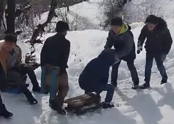 Kepçe operatörü çocukları kırmadı