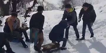 Kepçe operatörü çocukları kırmadı