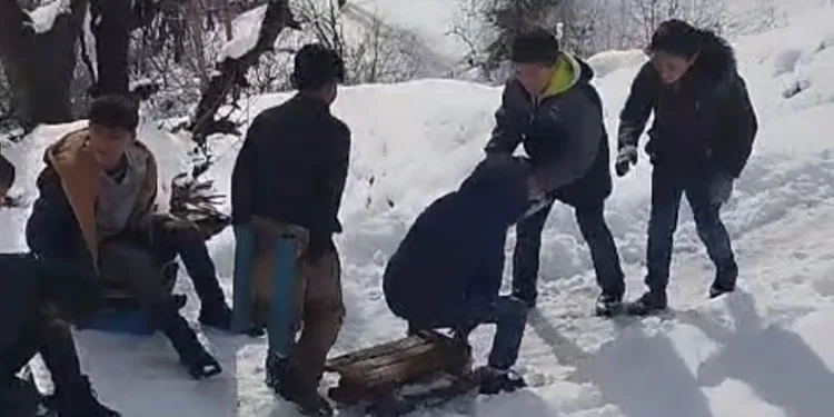 Kepçe operatörü çocukları kırmadı