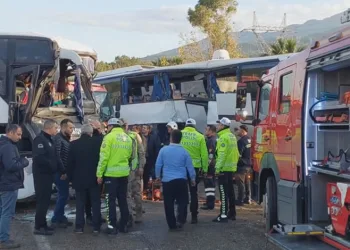 İşçi servisleri çarpıştı: 6 yaralı