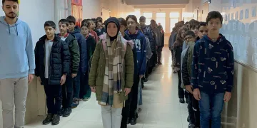 Tatvan’daki okullarda şehitler için saygı duruşunda bulunuldu