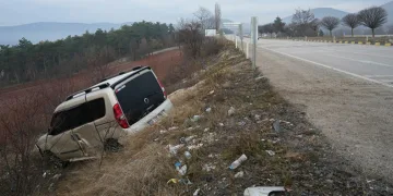 Yolu şaşıran sürücü, tarlaya uçtu: 3 yaralı