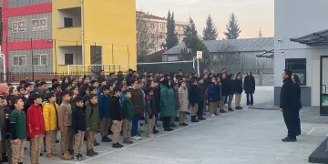 Öğrencilerden şehitler için saygı duruşu