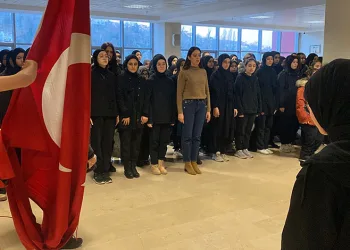 Zonguldak’ta öğrencilerden şehitler için saygı duruşu