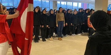 Zonguldak’ta öğrencilerden şehitler için saygı duruşu