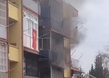 Mersin’de ev yangını: 2 kişi dumandan etkilendi