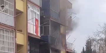 Mersin’de ev yangını: 2 kişi dumandan etkilendi