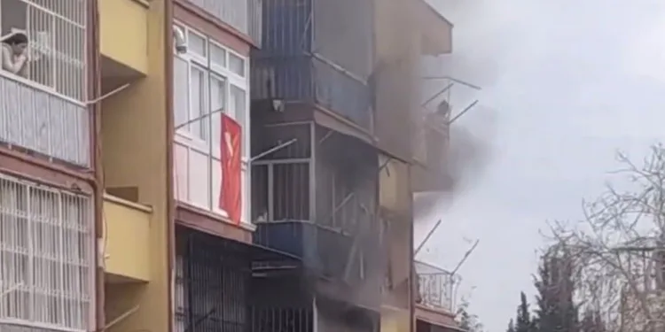 Mersin’de ev yangını: 2 kişi dumandan etkilendi