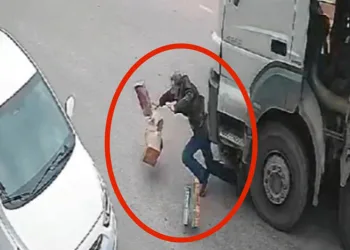 Bursa’da yolun karşısına geçerken kamyonun altında kaldı