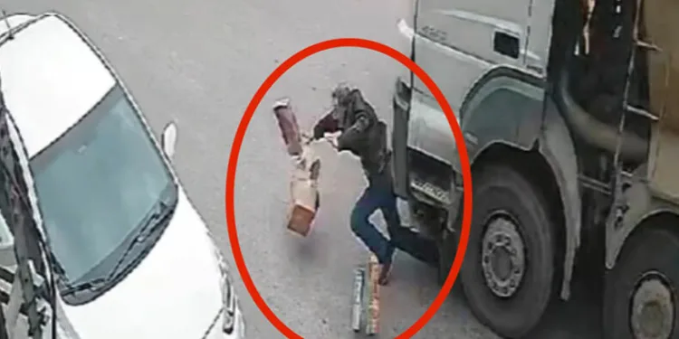 Bursa’da yolun karşısına geçerken kamyonun altında kaldı