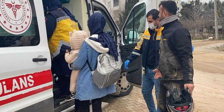 Kayganlaşan yolda motosiklet devrildi: 3 yaralı