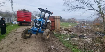 Traktörün altında kalmaktan son anda kurtuldu