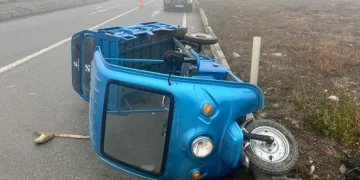 Otomobilin çarptığı elektrikli bisiklette 3 kişi yaralandı