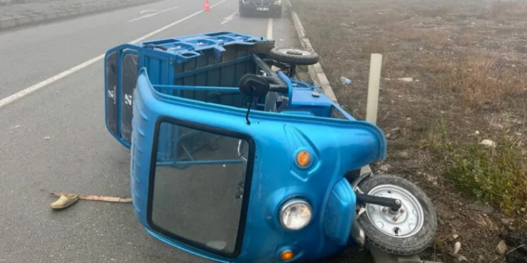 Otomobilin çarptığı elektrikli bisiklette 3 kişi yaralandı