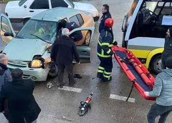 Özel halk minibüsü ile otomobil çarpıştı: 1 yaralı